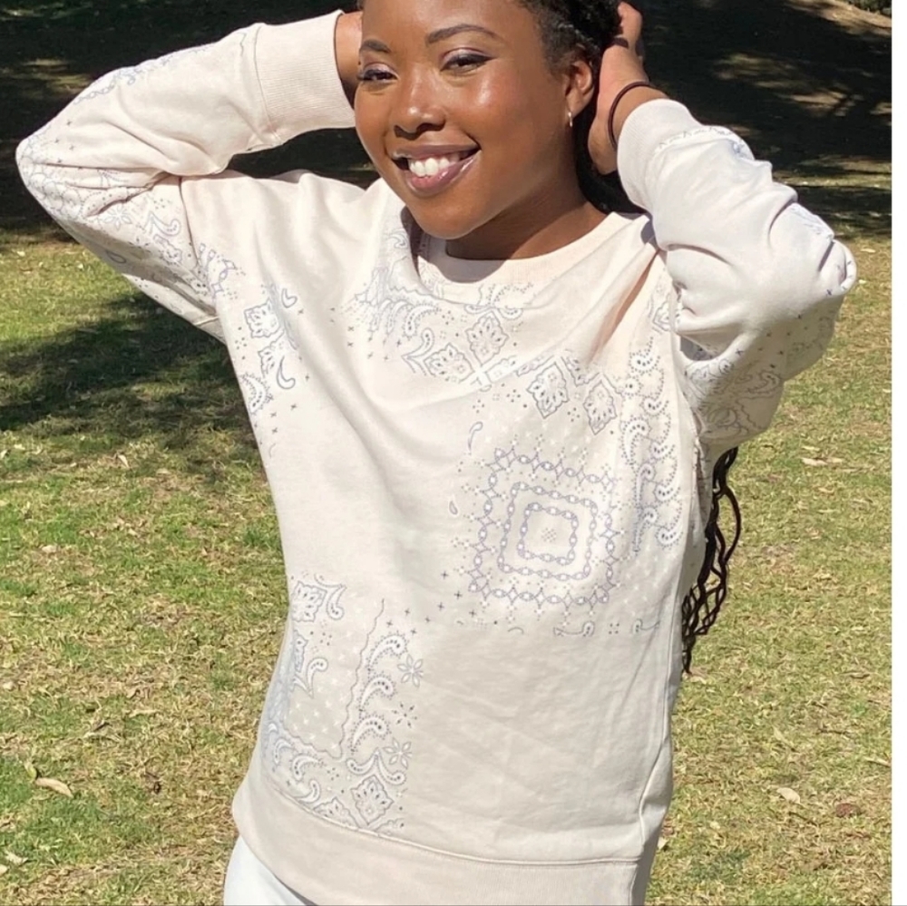 Fabletics kourtney crew neck sweatshirt paisley pattern. Medium. Nwt